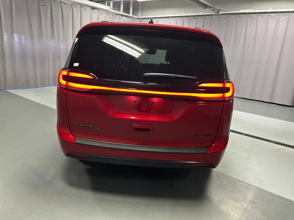 Used 2025 Chrysler Pacifica Limited FWD image 6