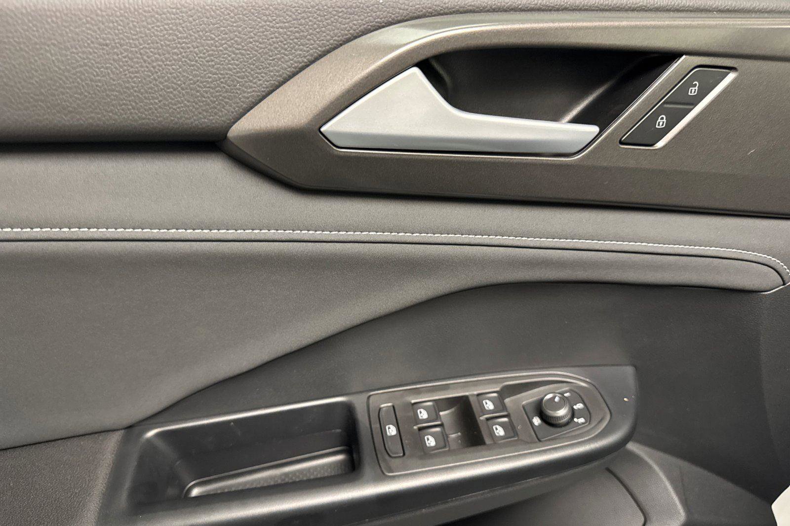 New 2025 Volkswagen Taos SE image 10