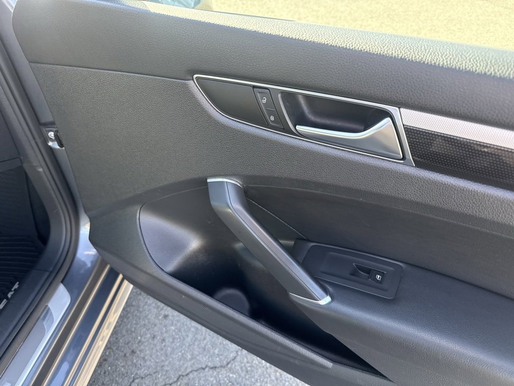 Used 2018 Volkswagen Passat 3.6 image 29