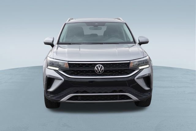 Used 2023 Volkswagen Taos SE w/ Panoramic Sunroof Package image 2