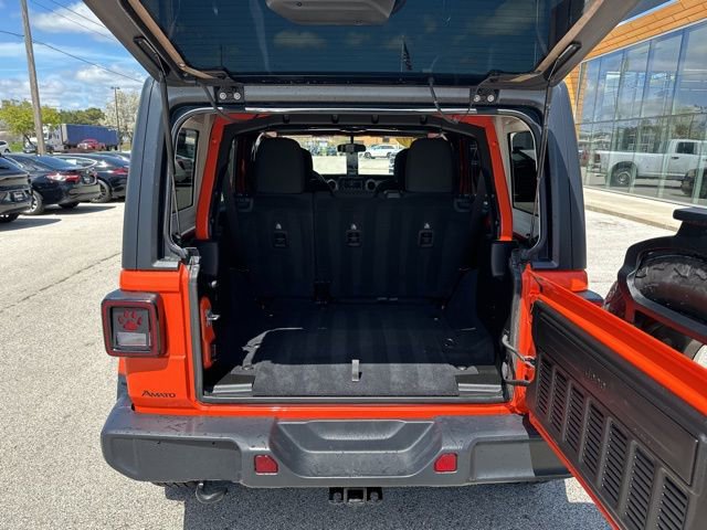 Used 2019 Jeep Wrangler Unlimited Sahara w/ Cold Weather Group AWD/4WD image 12