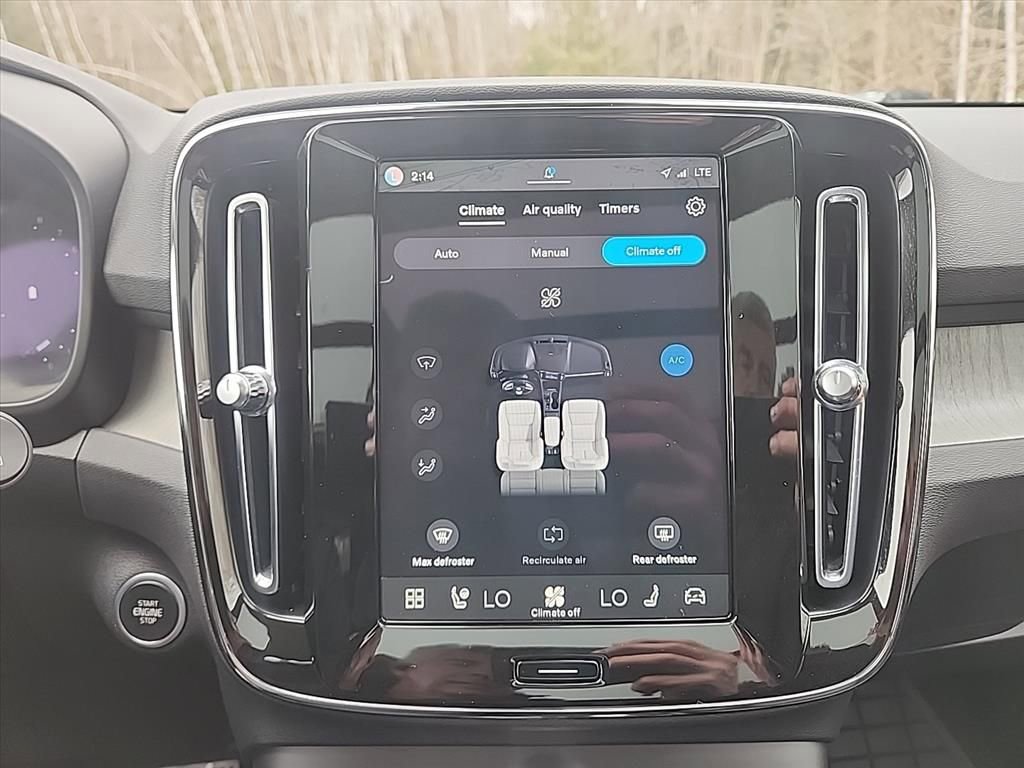 Certified 2023 Volvo XC40 B5 Plus w/ Driver Assist Package AWD/4WD image 19