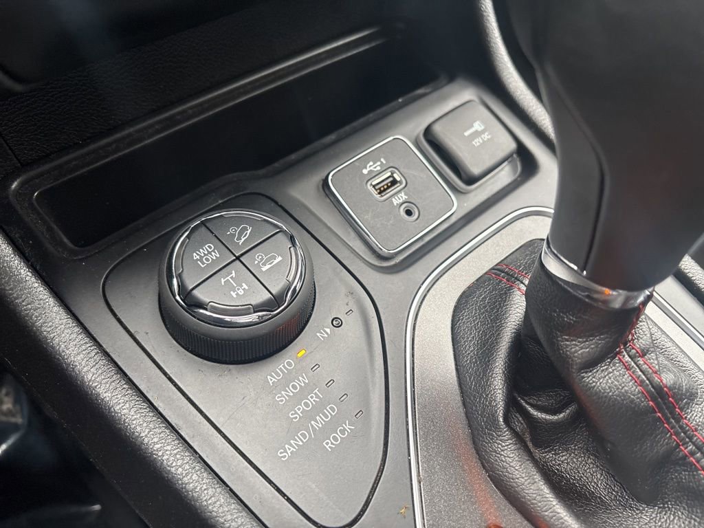 Used 2020 Jeep Cherokee Trailhawk w/ Cold Weather Group image 28