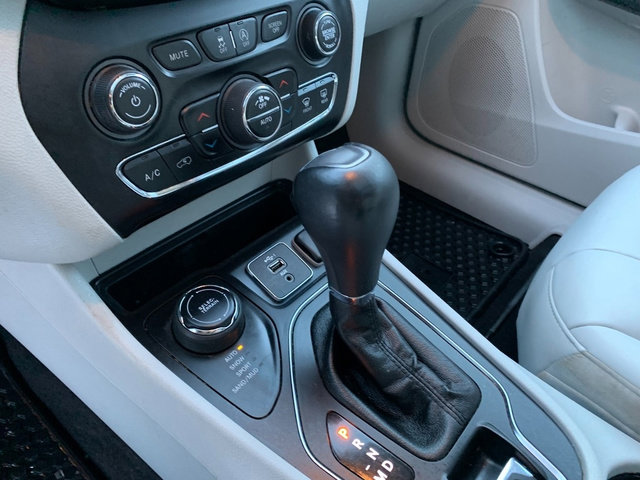 Used 2020 Jeep Cherokee Latitude Plus w/ Comfort/Convenience Group image 25