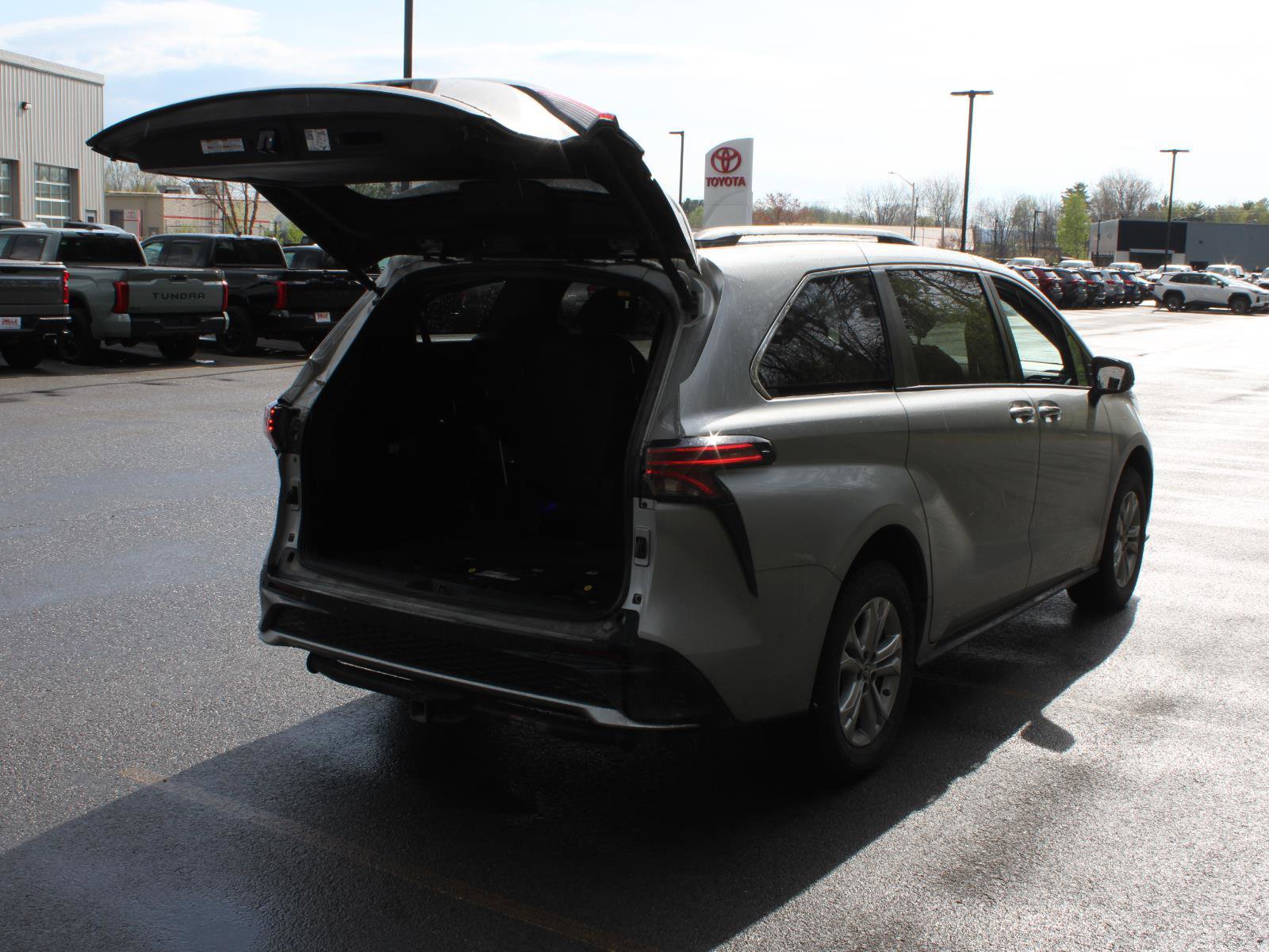 Used 2022 Toyota Sienna XSE w/ XSE Plus Package AWD/4WD image 7