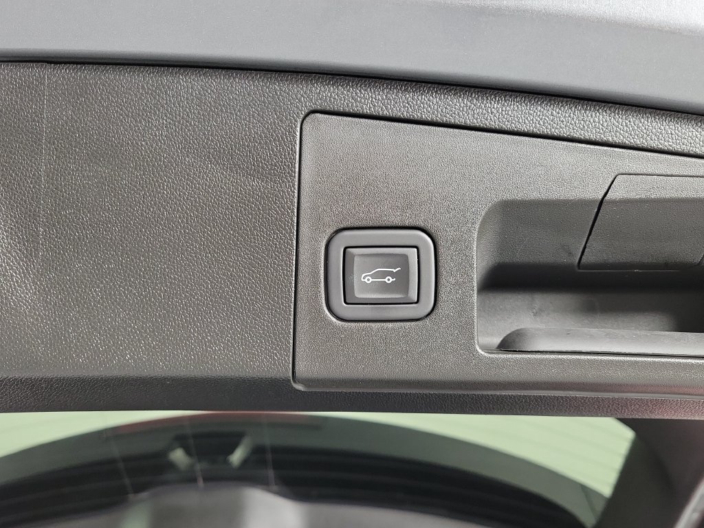 Used 2024 Cadillac XT4 Sport w/ Technology Package FWD image 10