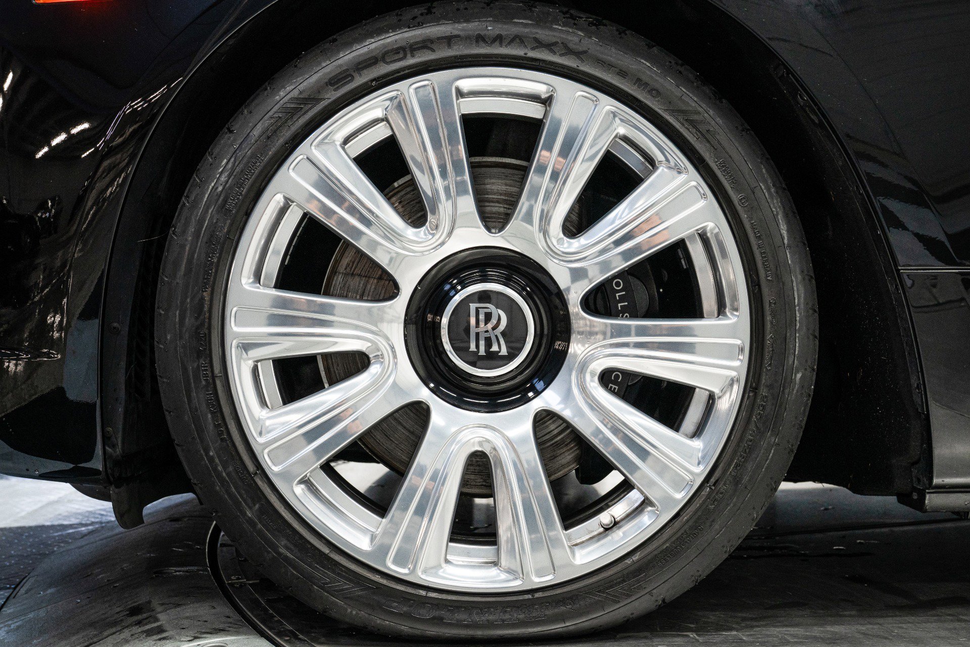 Used 2017 Rolls-Royce Dawn image 11