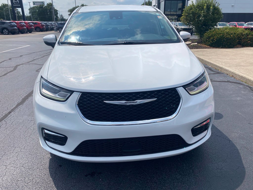 Used 2023 Chrysler Pacifica Touring-L FWD image 3
