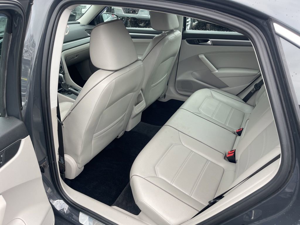 Used 2016 Volkswagen Passat 1.8T R-Line image 20
