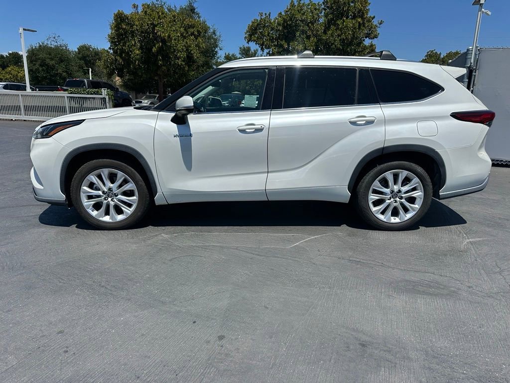 Used 2020 Toyota Highlander Limited FWD image 2