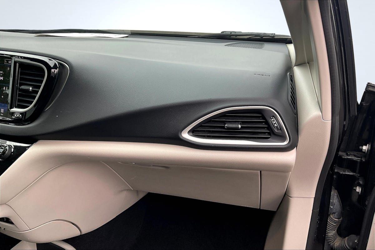 Used 2022 Chrysler Pacifica Touring-L FWD image 17