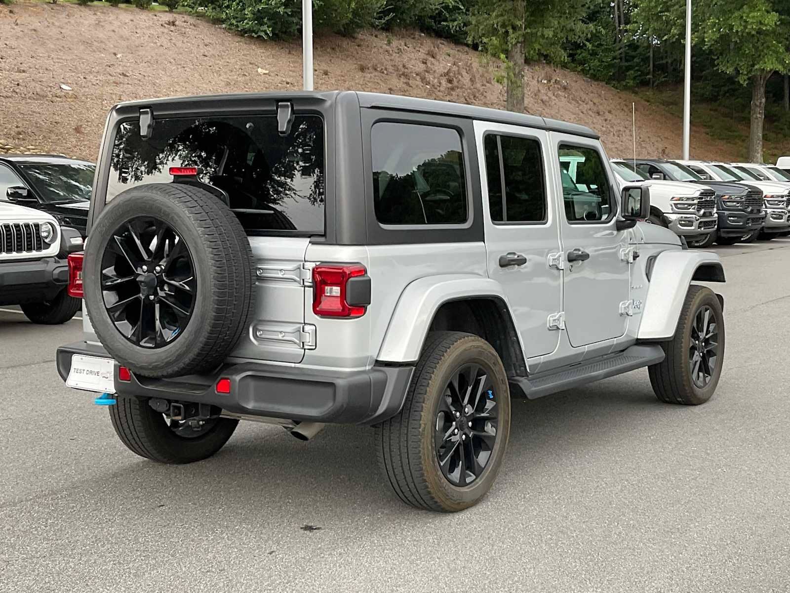 Used 2023 Jeep Wrangler Unlimited Sahara w/ Cold Weather Group AWD/4WD image 5