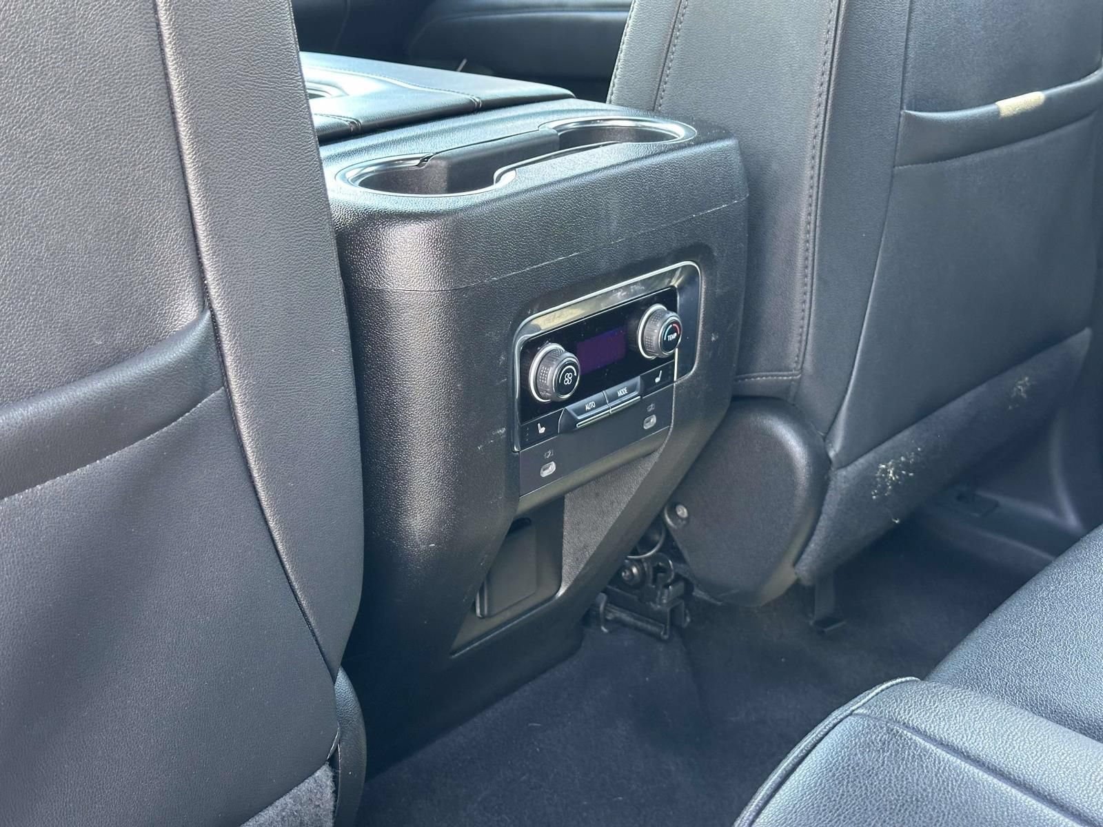 Used 2022 Chevrolet Tahoe Z71 w/ Luxury Package AWD/4WD image 9