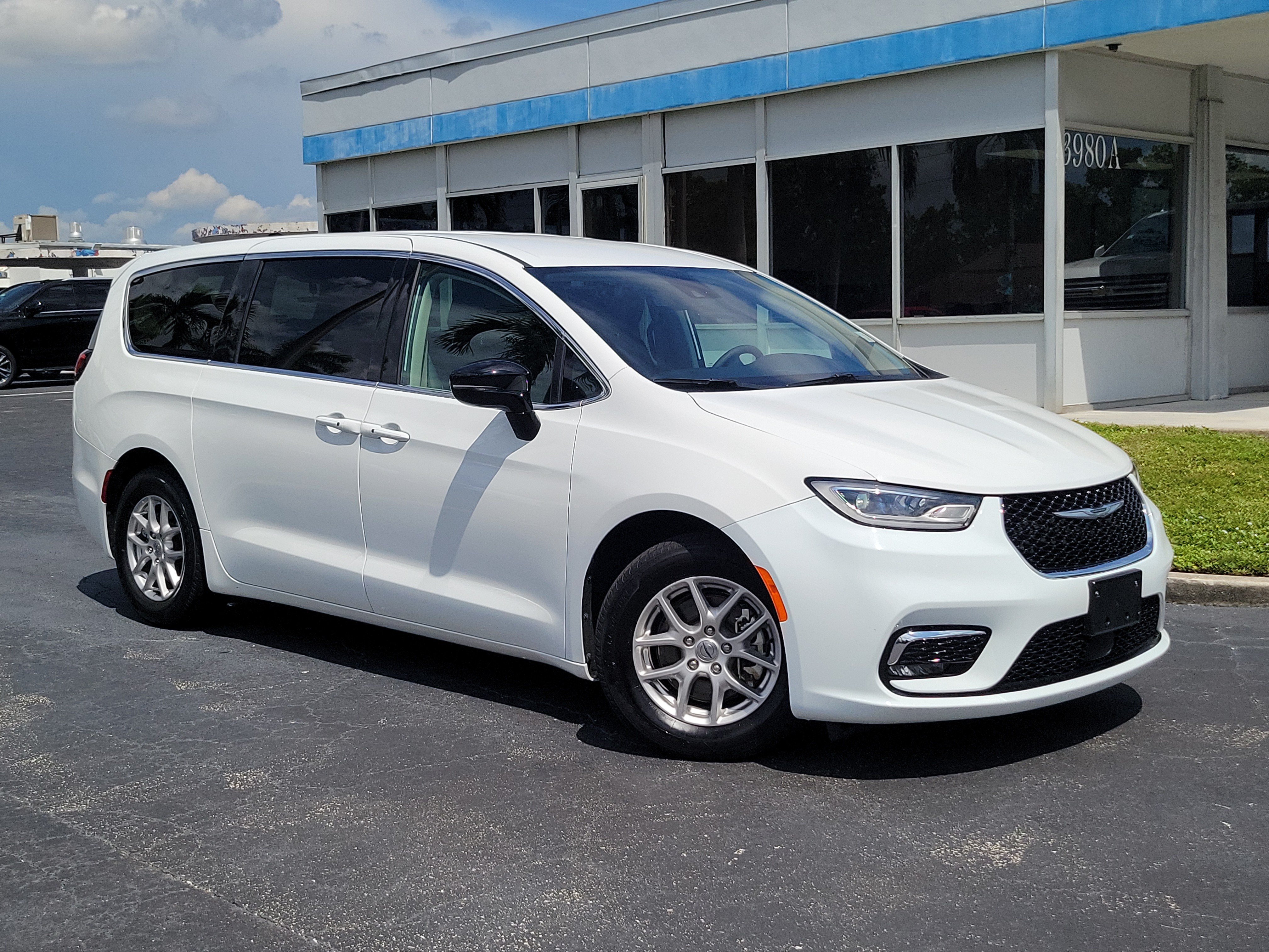 Used 2024 Chrysler Pacifica Touring-L FWD image 31