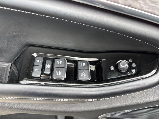 Used 2022 Jeep Grand Cherokee L Overland w/ Luxury Tech Group IV AWD/4WD image 24