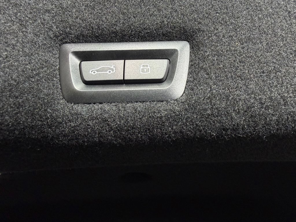 Used 2023 BMW i7 xDrive60 w/ Parking Assistance Package AWD/4WD image 17