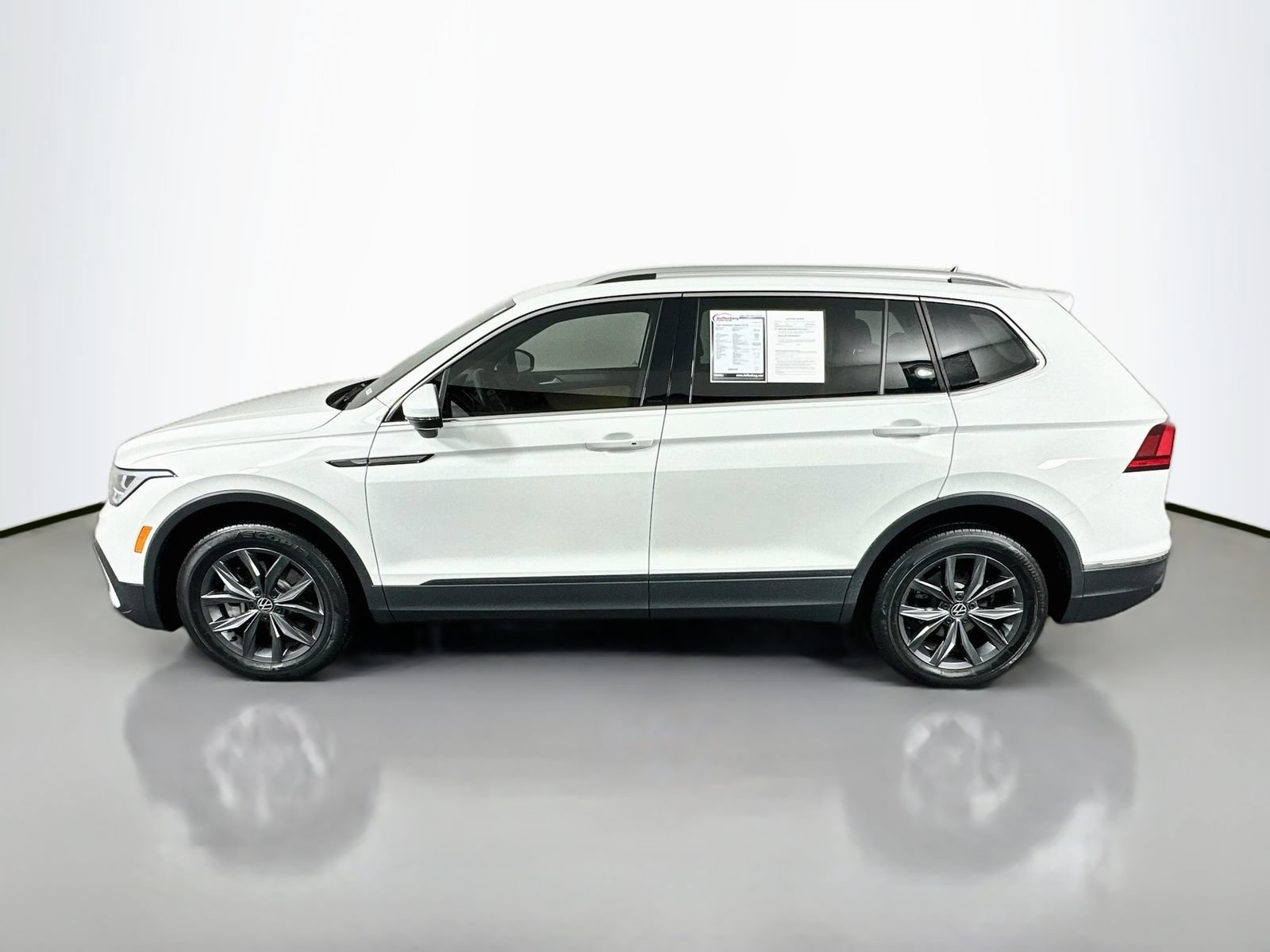 Used 2024 Volkswagen Tiguan SE AWD/4WD image 4