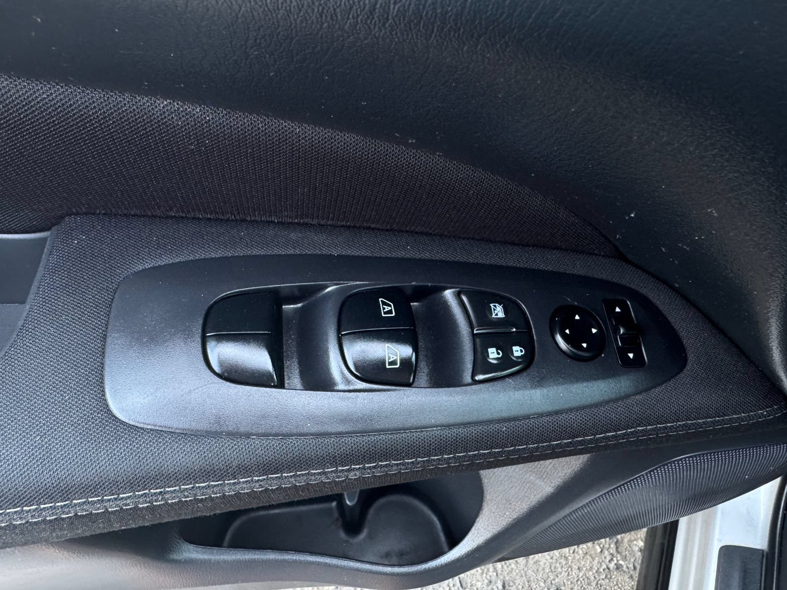 Used 2017 Nissan Pathfinder SV FWD image 13