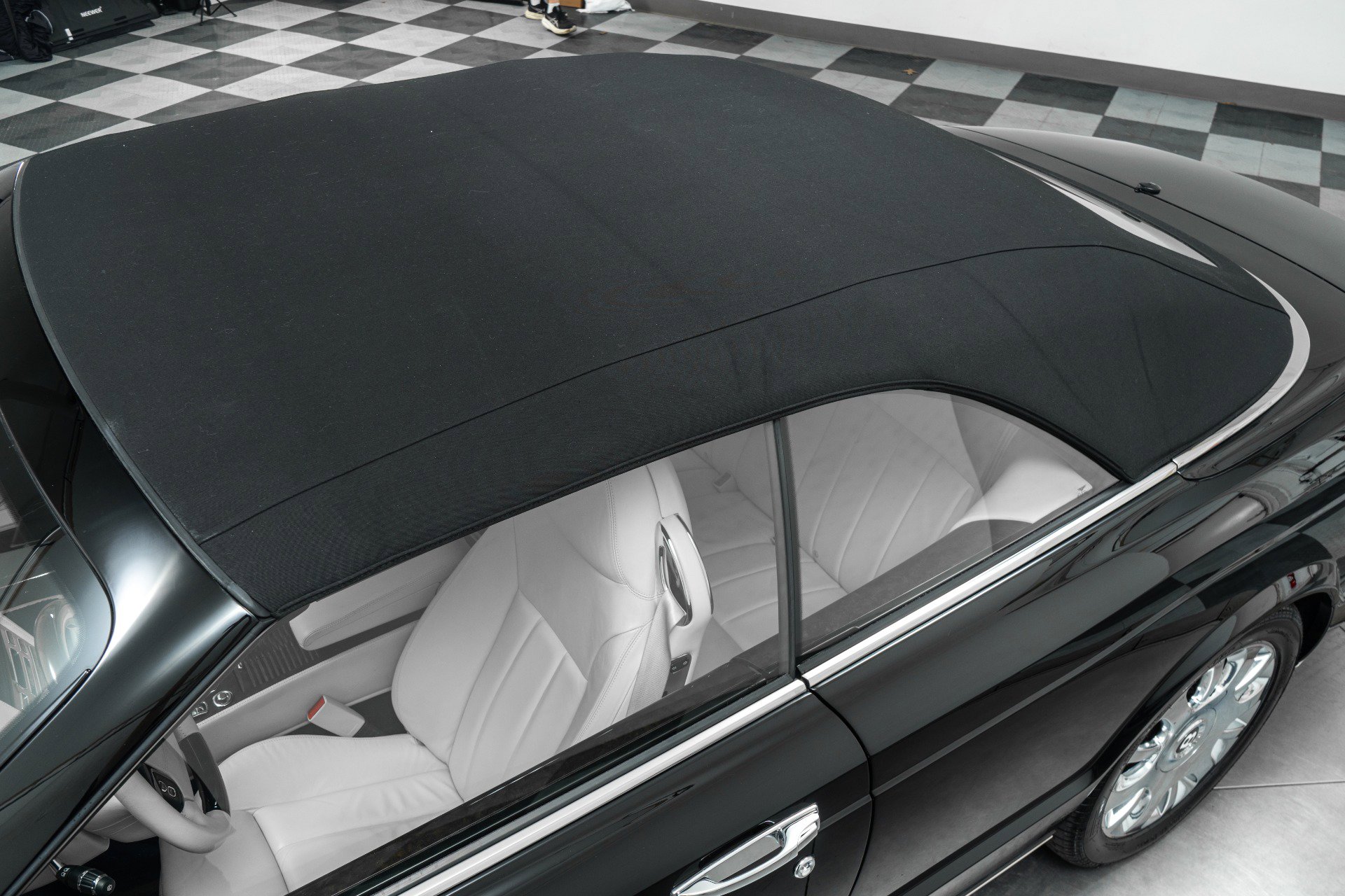 Used 2009 Bentley Azure RWD image 40