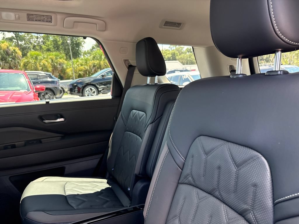 New 2026 Nissan Pathfinder Platinum w/ Accent Package FWD image 21