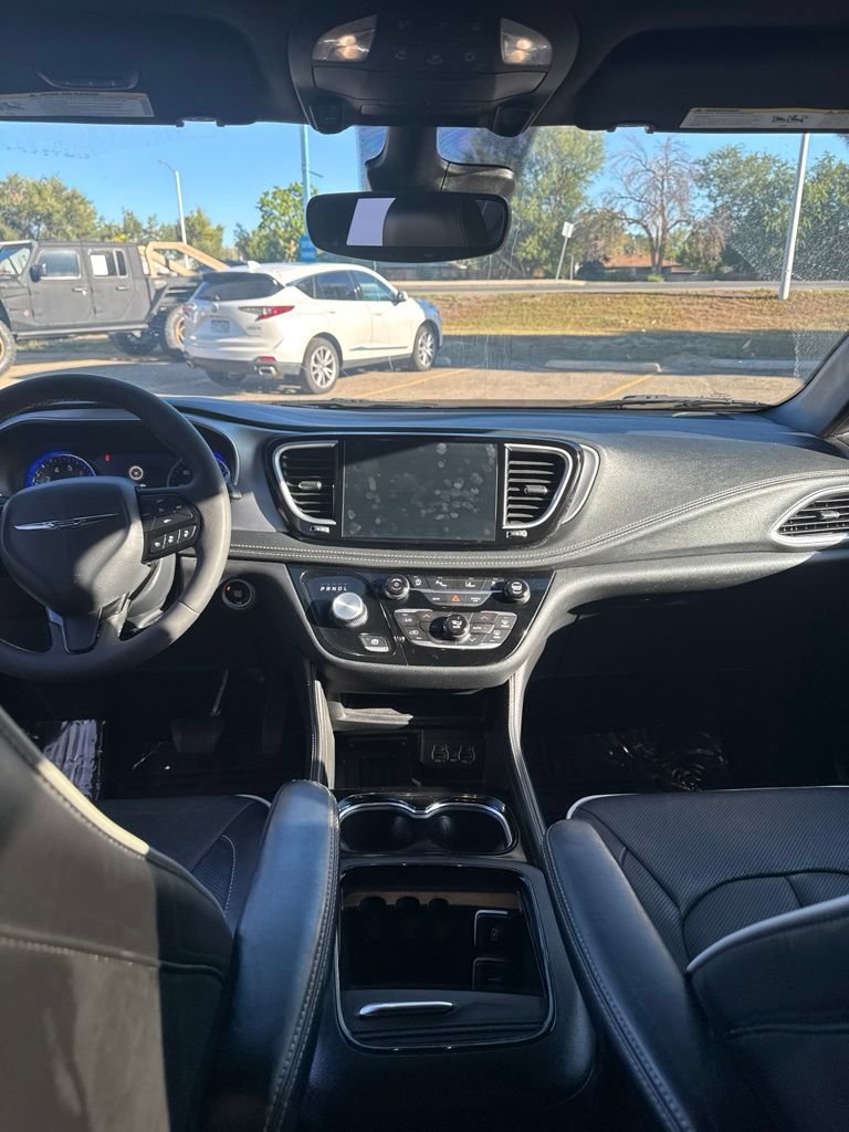 Used 2025 Chrysler Pacifica Limited FWD image 7