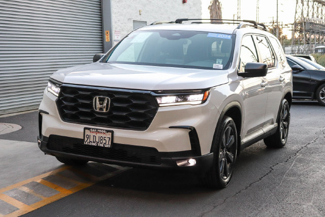 Used 2024 Honda Pilot Sport image 4