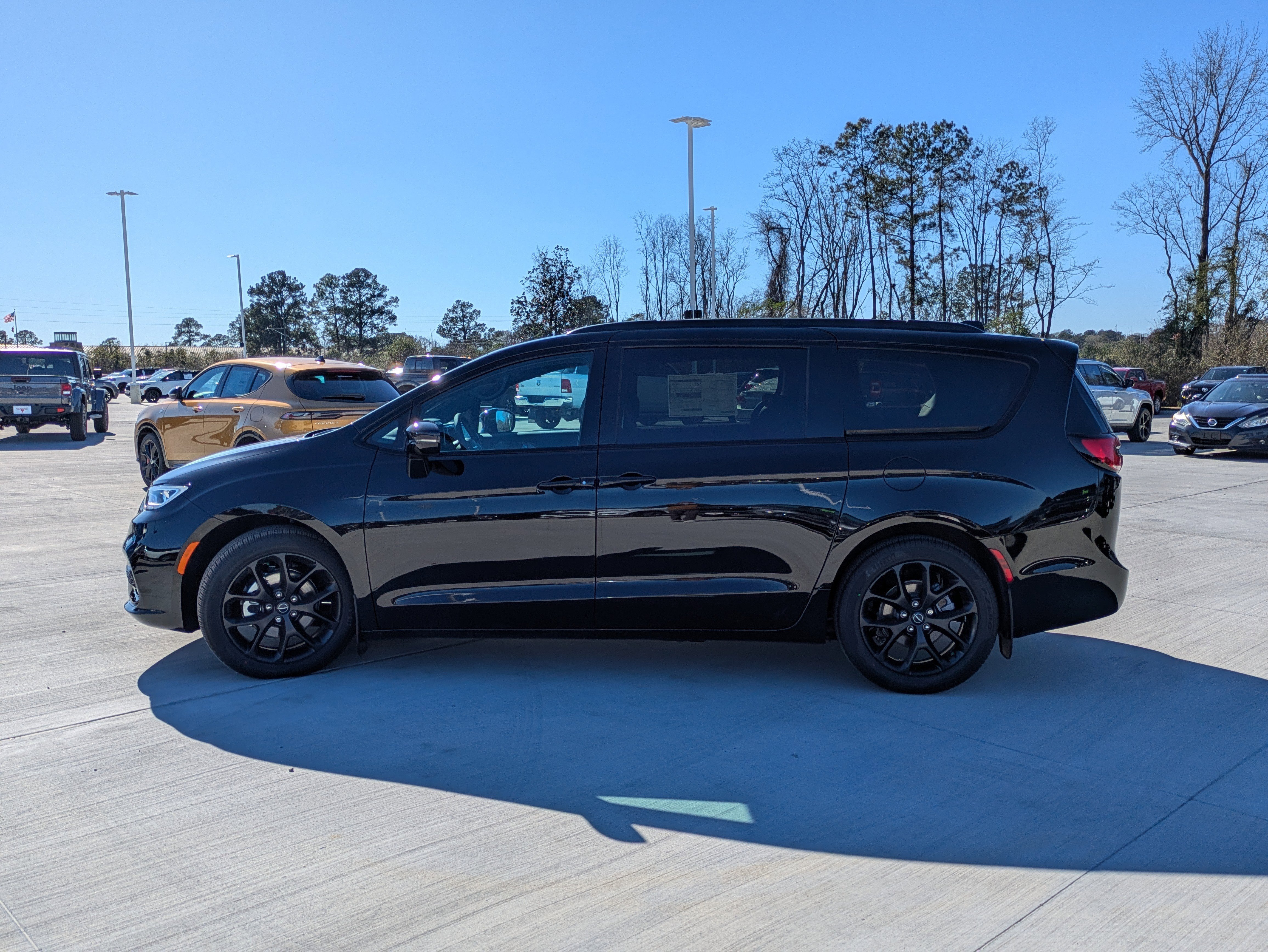 New 2026 Chrysler Pacifica Select w/ S Appearance Package FWD image 4