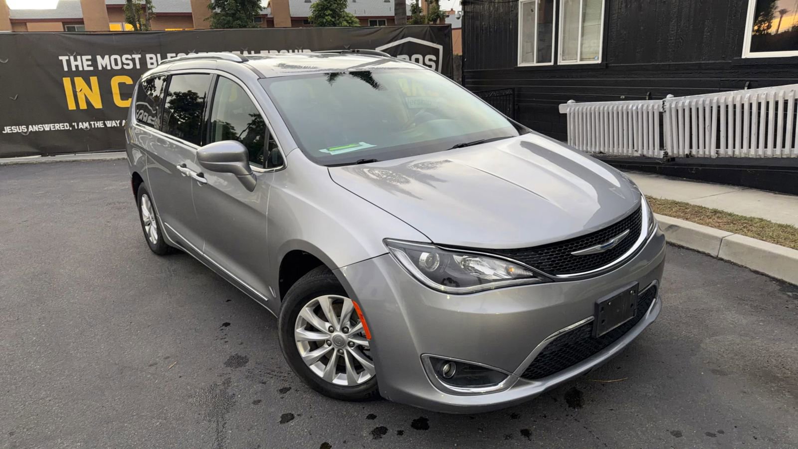 Used 2018 Chrysler Pacifica Touring-L image 2