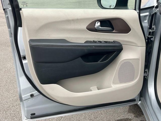 Used 2023 Chrysler Voyager LX FWD image 29