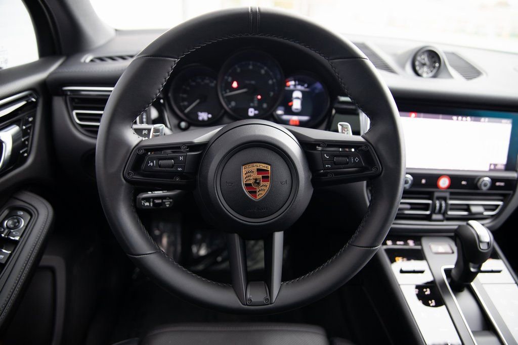 Certified 2025 Porsche Macan image 23