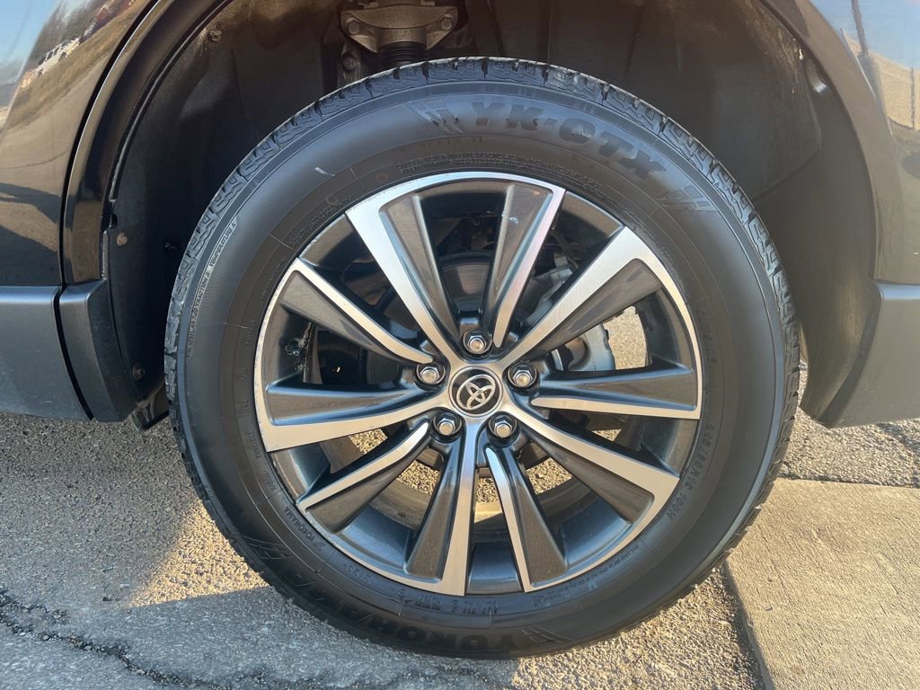 Used 2021 Toyota Venza LE w/ Carpet Mat Package (TMS) image 16