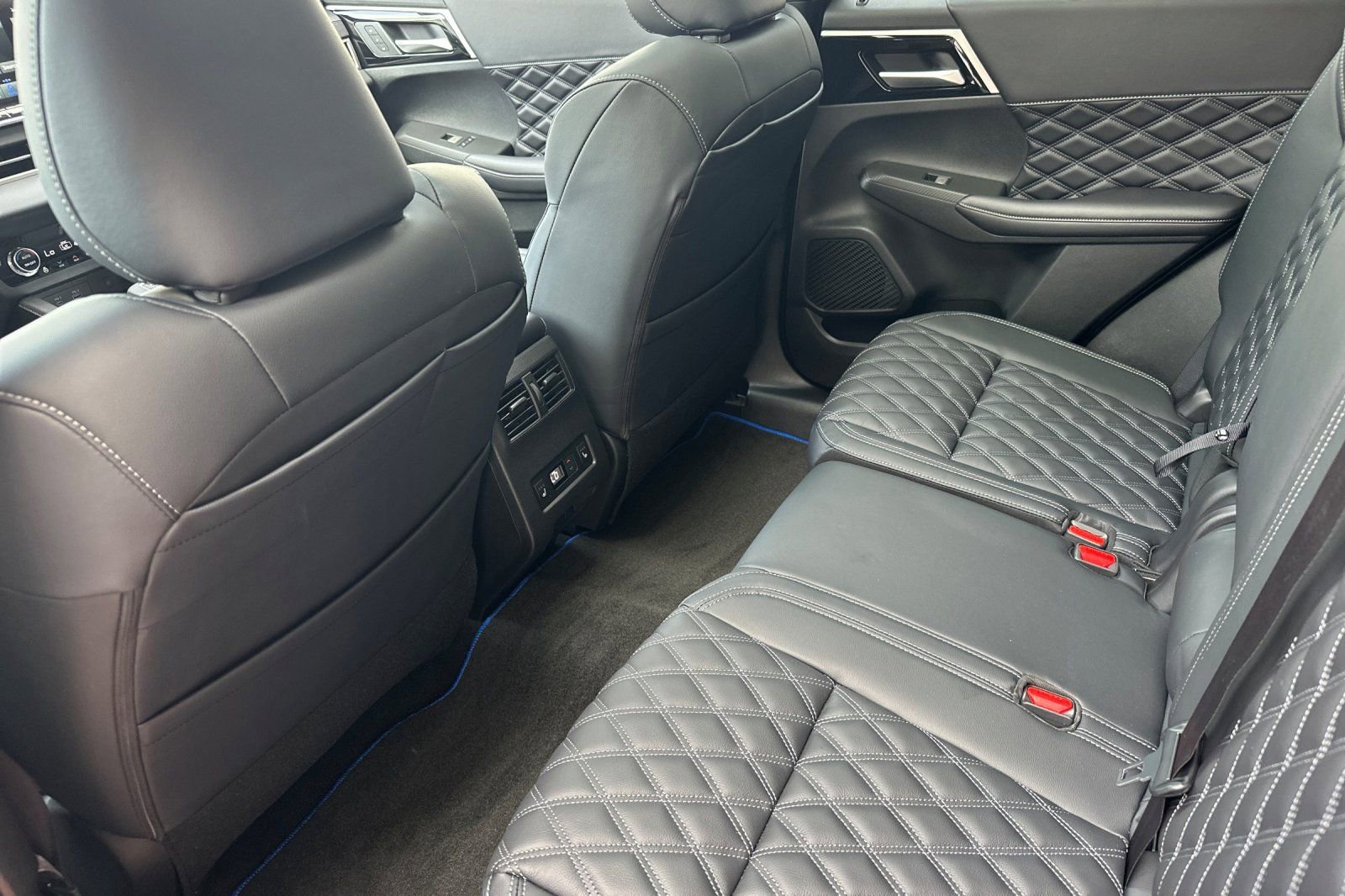 New 2025 Mitsubishi Outlander SEL image 11