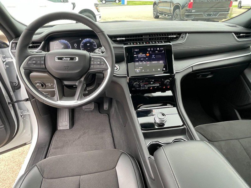 Used 2024 Jeep Grand Cherokee Altitude AWD/4WD image 17