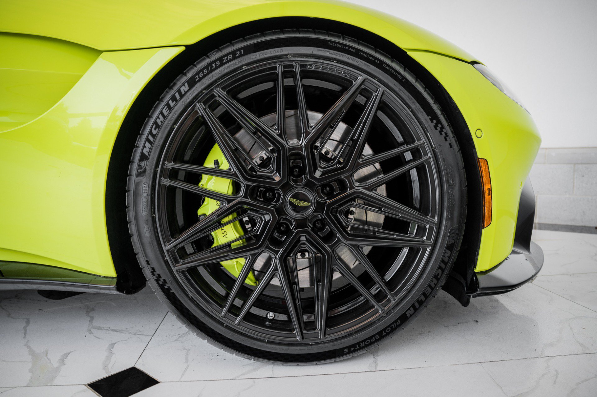 Used 2020 Aston Martin V8 Vantage Coupe RWD image 35