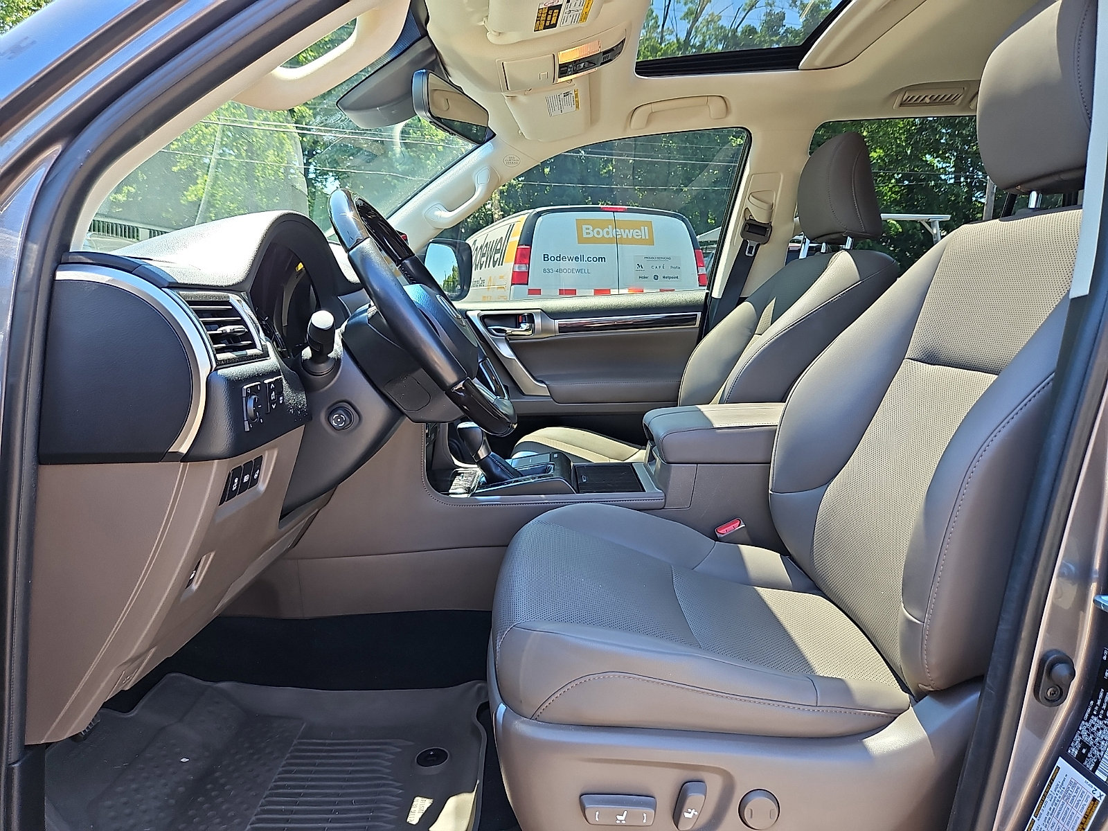 Used 2022 Lexus GX 460 Premium w/ Accessory Package AWD/4WD image 13