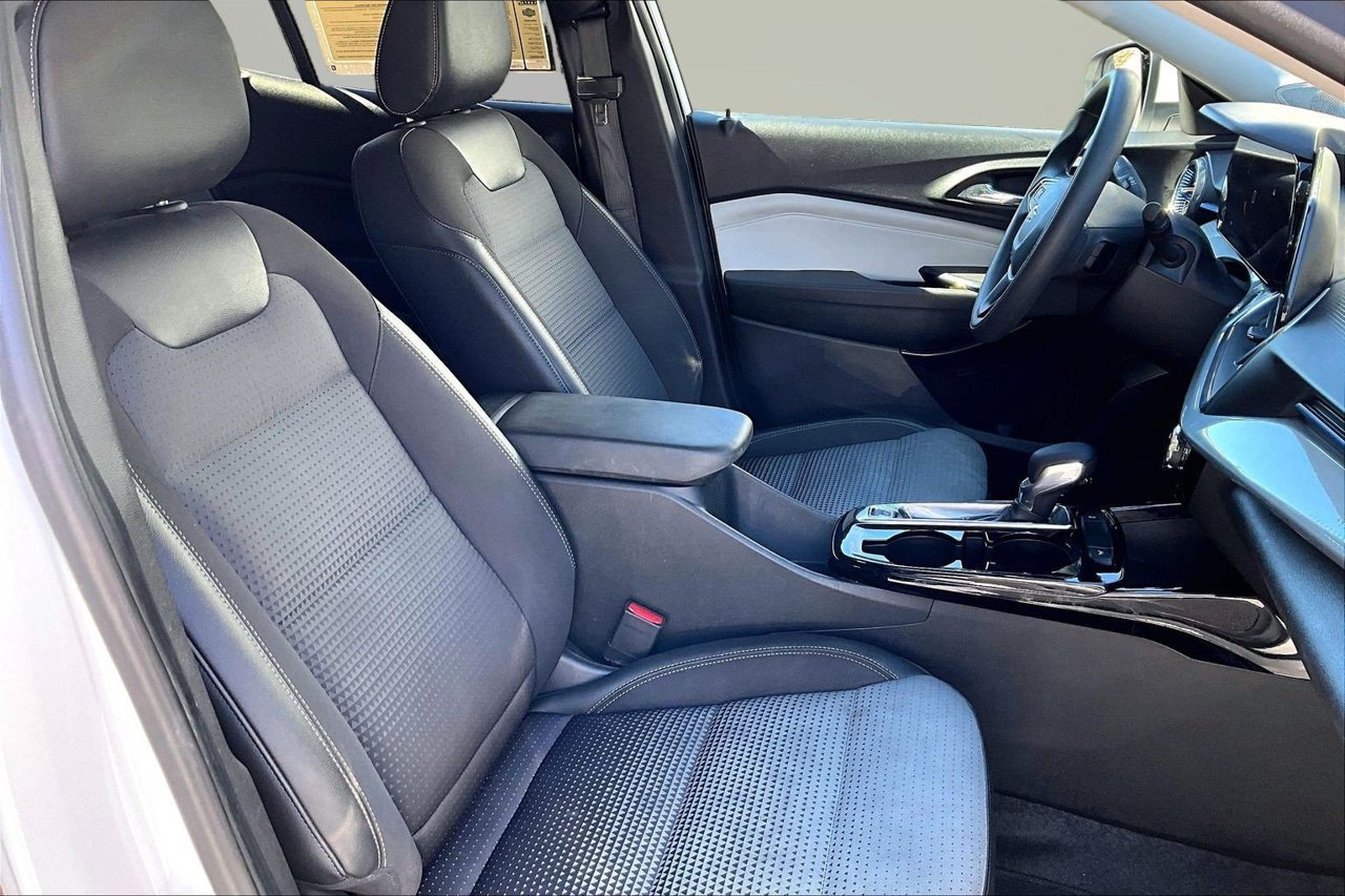 Used 2025 Chevrolet Trax LT FWD image 21
