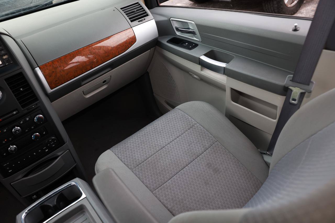 Used 2008 Chrysler Town & Country Touring w/ Entertainment Group #2 FWD image 22