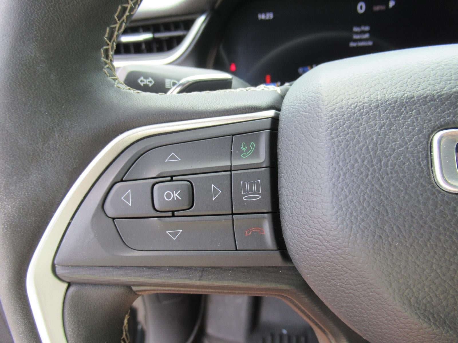 Used 2024 Jeep Grand Cherokee L Laredo AWD/4WD image 23