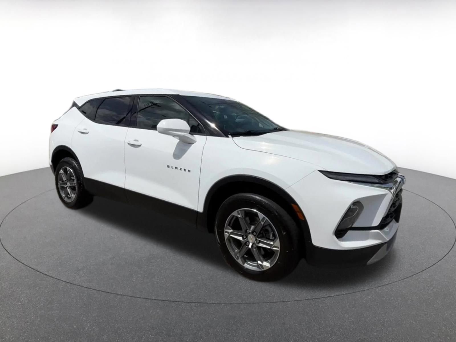 Used 2024 Chevrolet Blazer LT image 2