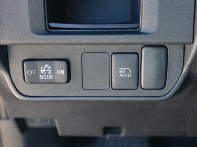 Used 2018 Toyota Tacoma SR5 AWD/4WD image 17