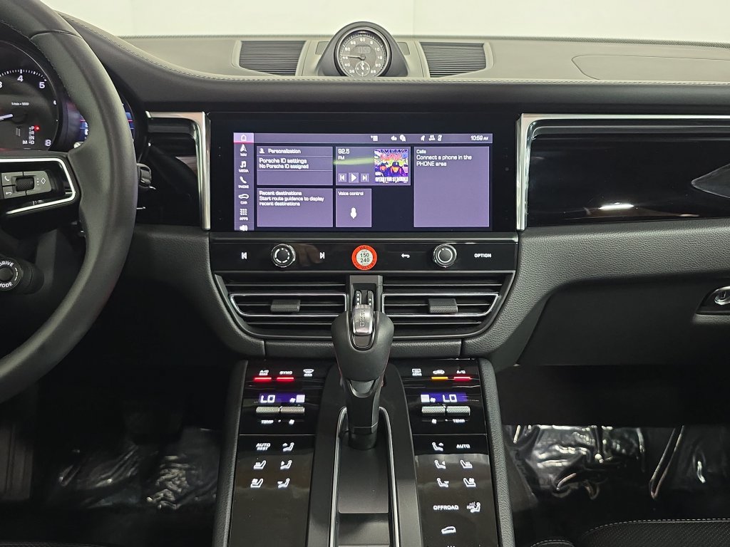 Certified 2026 Porsche Macan AWD/4WD image 16
