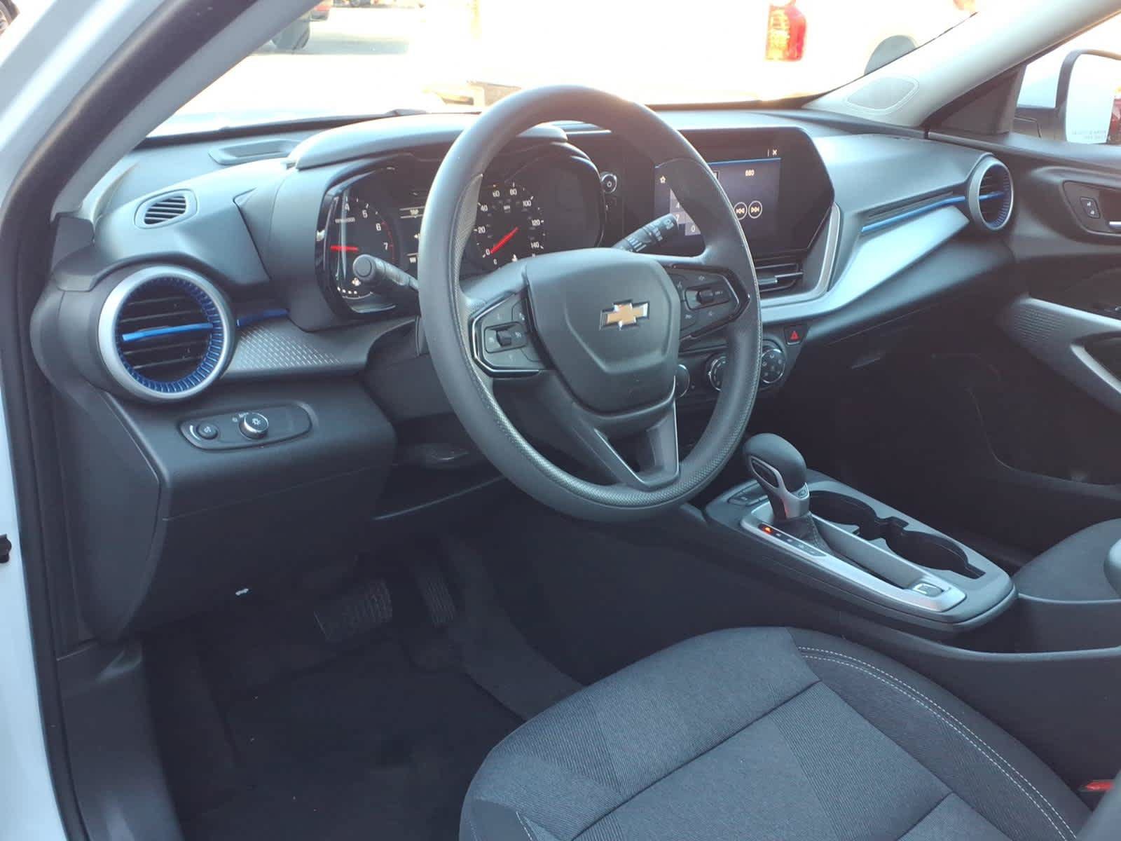 Used 2025 Chevrolet Trax LS w/ LS Convenience Package FWD image 9