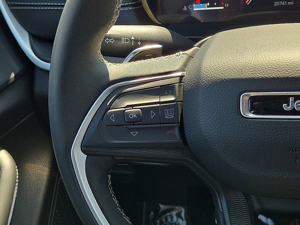 Used 2025 Jeep Grand Cherokee Altitude AWD/4WD image 19