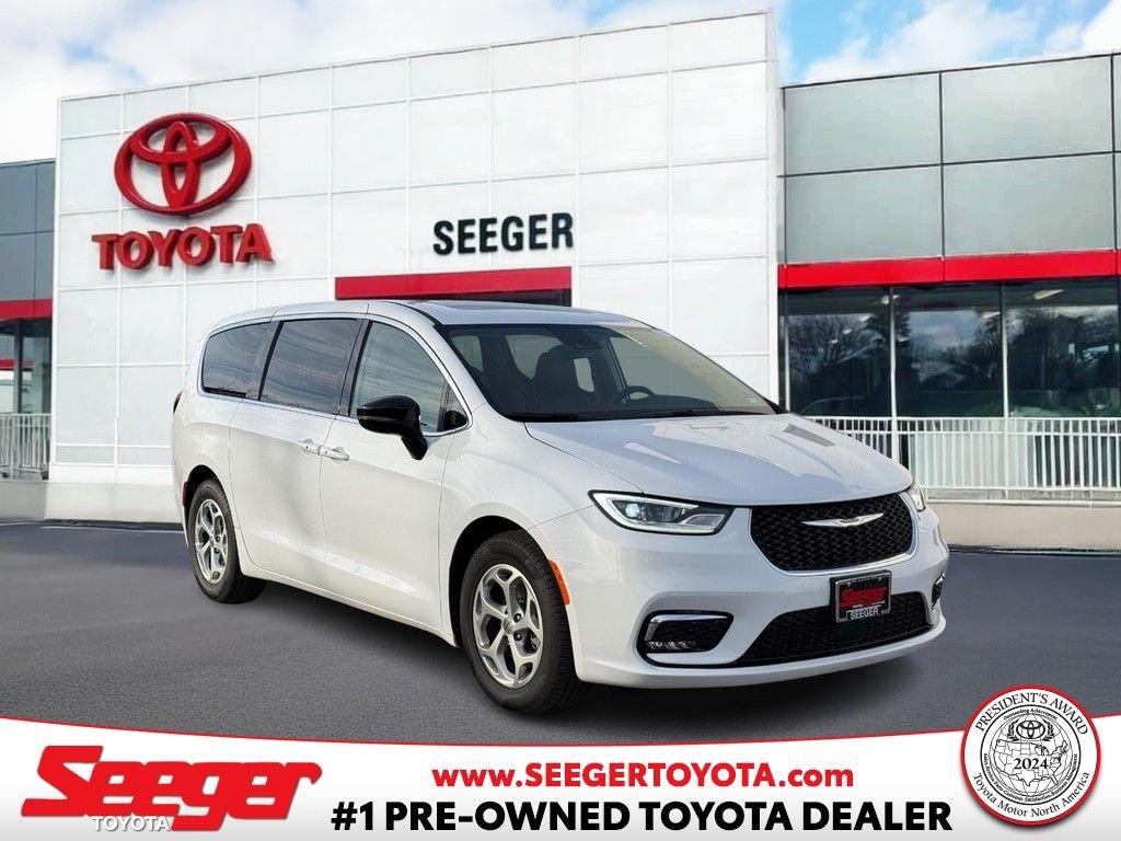 Used 2024 Chrysler Pacifica Limited w/ Uconnect Theater Family Group