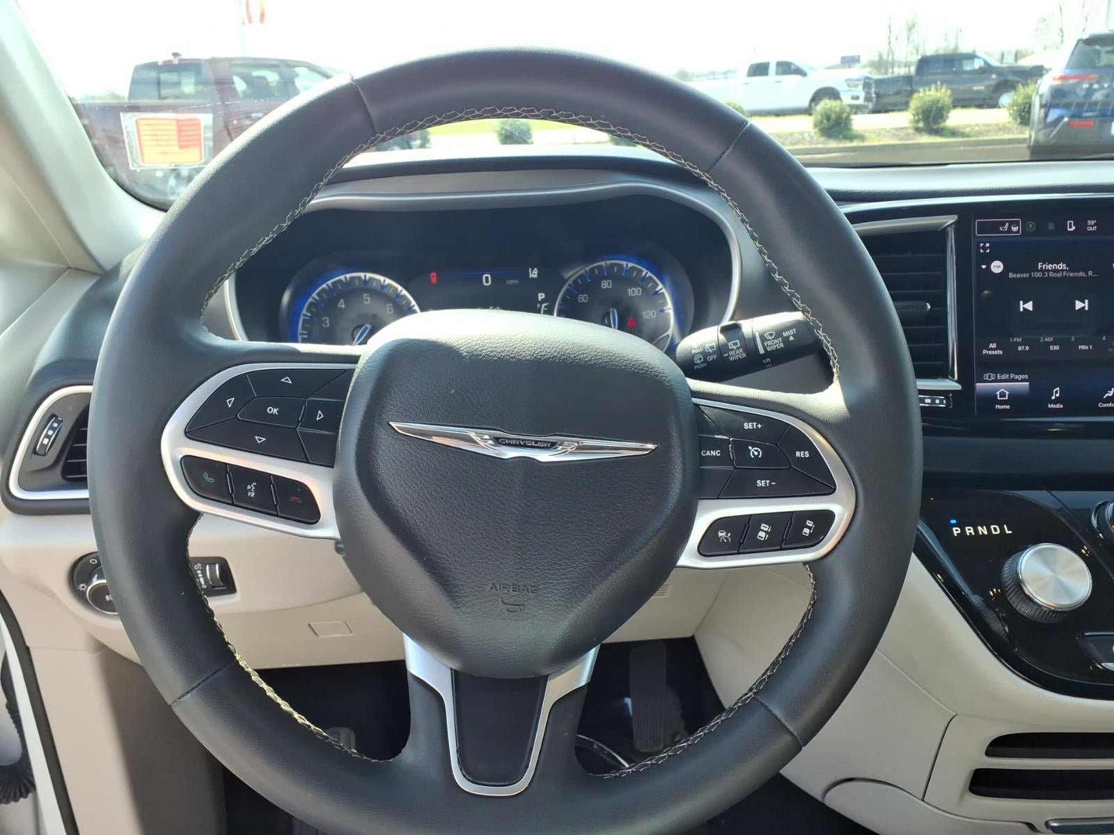 Used 2023 Chrysler Pacifica Touring-L image 8