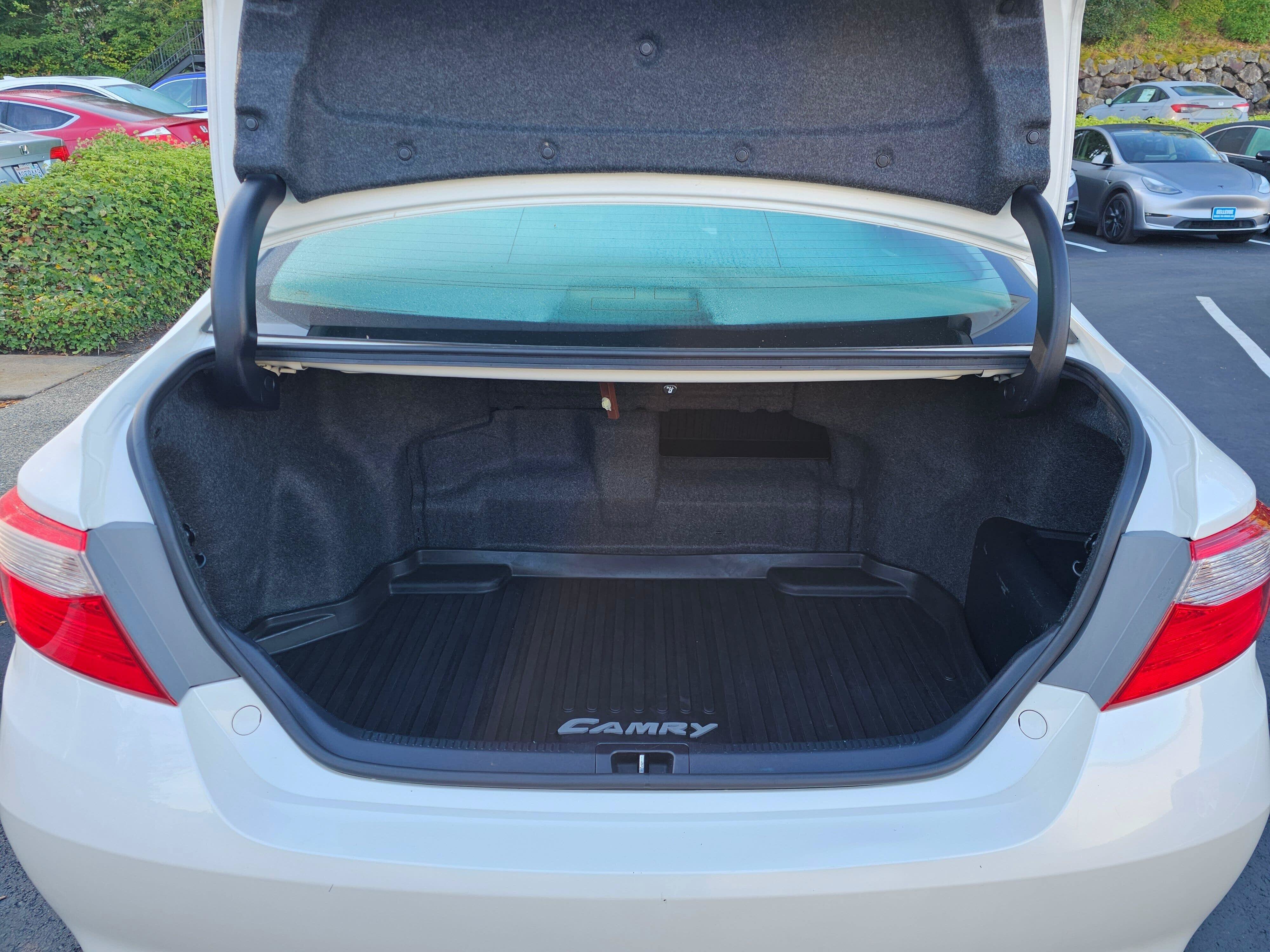 Used 2015 Toyota Camry XLE w/ Moonroof Package FWD image 18