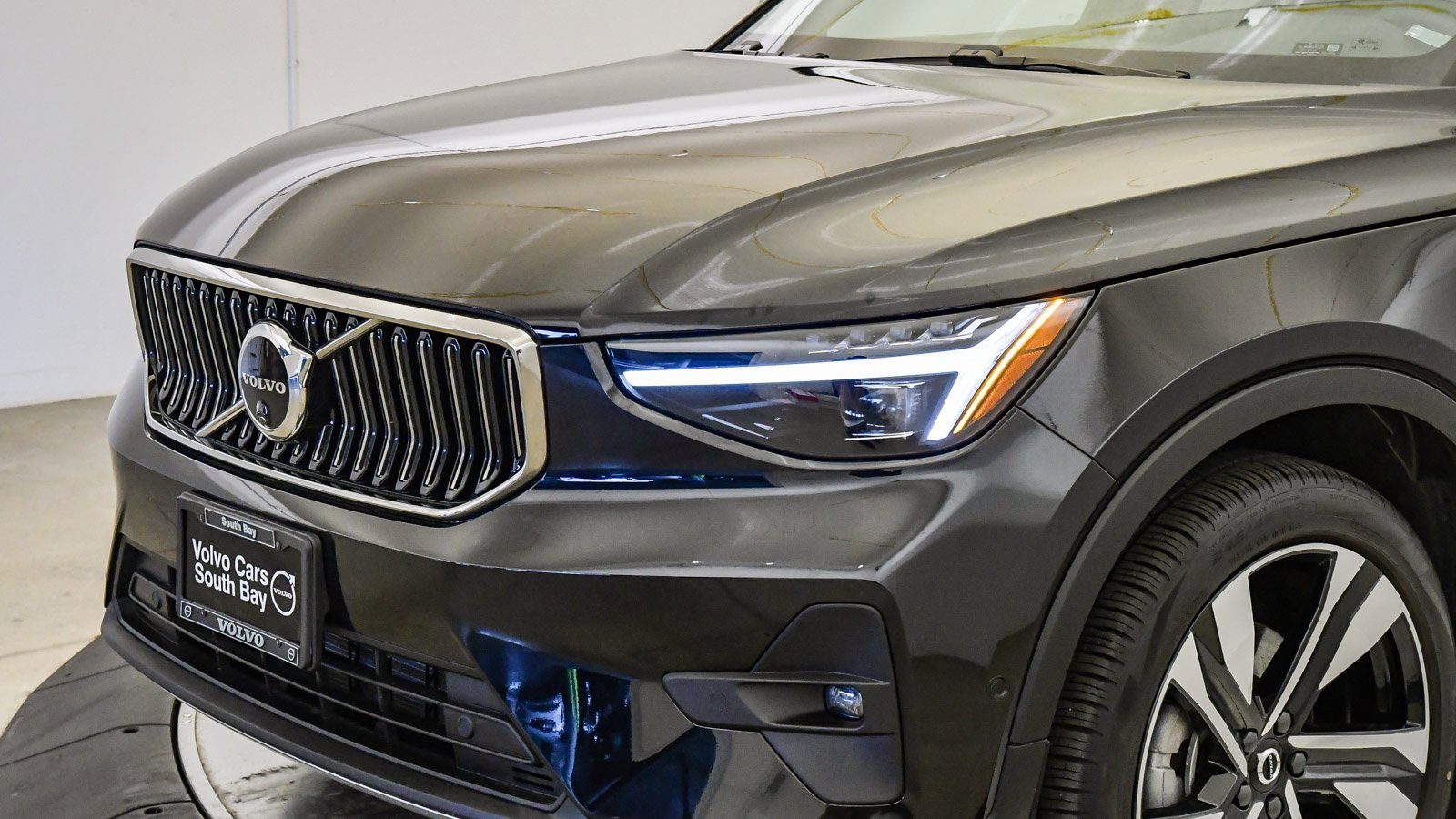 Certified 2025 Volvo XC40 B5 Ultra w/ Climate Package image 9