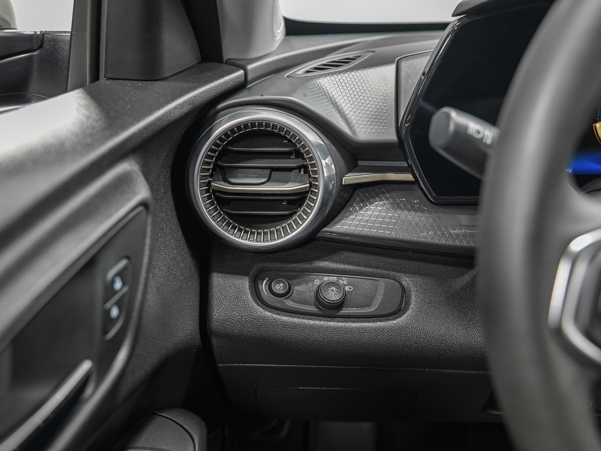 Used 2025 Chevrolet Trax ACTIV w/ Driver Confidence Package image 17