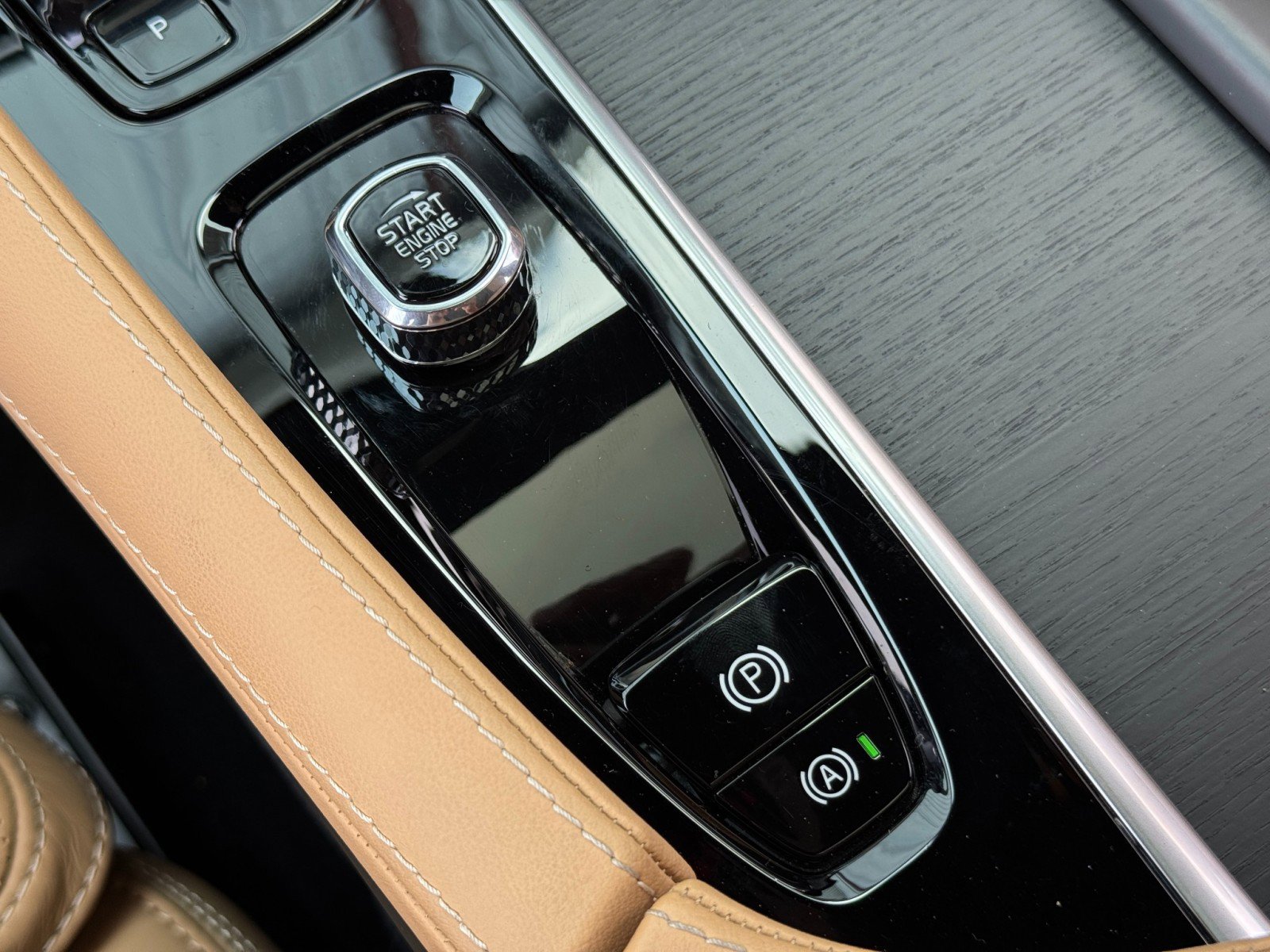 Used 2024 Volvo XC90 T8 Ultimate w/ Lounge Package image 29