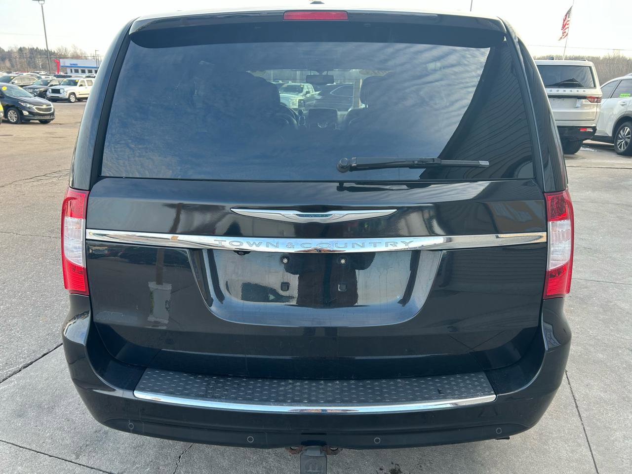 Used 2013 Chrysler Town & Country Touring-L w/ Driver Convenience Group image 6